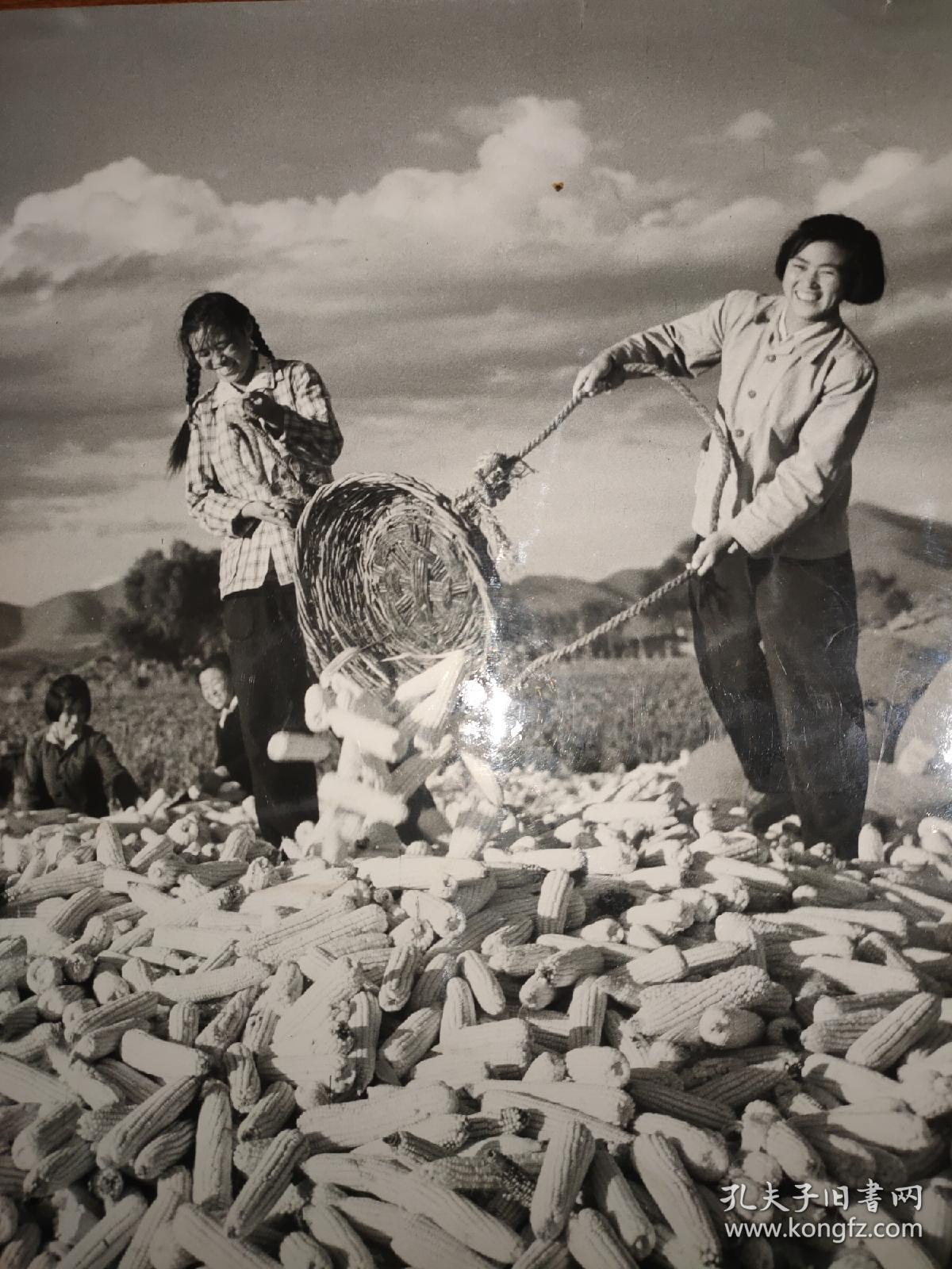 七十年代老照片:场院里的笑声(40.5厘米Х29.5厘米)