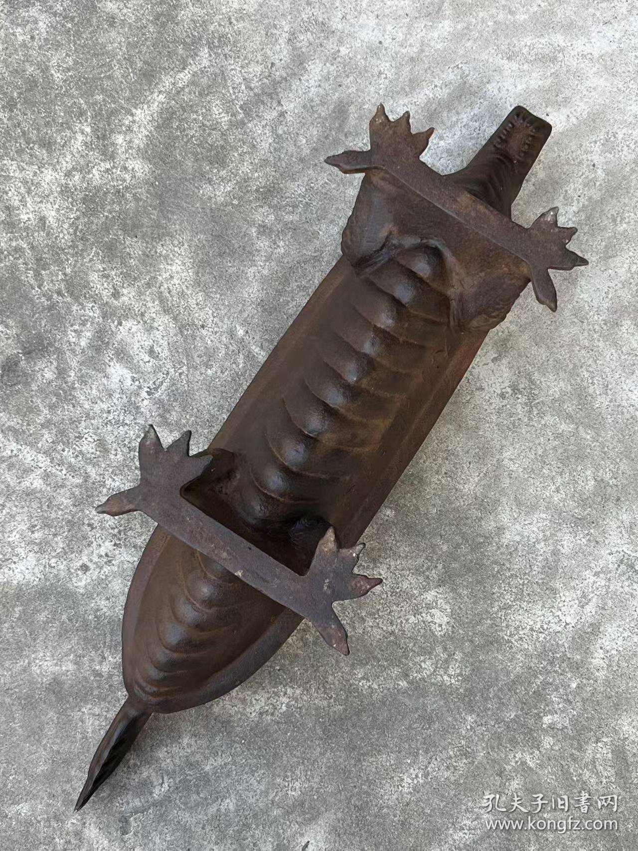 旧藏 铸铁【中醫 龍形藥碾】，个体硕大、腹侧部“大清乾隆三年造”字样，尺寸重量如图！