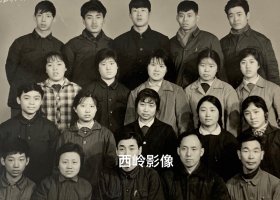 【老照片】1975年哈市（哈尔滨市）塑料厂首批知识青年欢送张书记合影留念