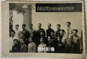 【老照片】约1950/1960年代西南政法学院干部训练班第四期全体法院同志合影留念（背景是烈士纪念碑）— 备注：该校现为西南政法大学。