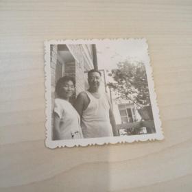 老照片–一对中年夫妇在阳台上留影（右侧有一盆绿植）