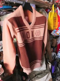 老的天山牌羊毛衫100%纯羊毛～带标签，中国新疆天山第一针织厂制造，新的没有穿过。品相如图，有一处小瑕疵（图片拍的清楚，不影响使用），质量非常好，十分怀旧
