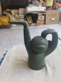 一个猴子造型的老的托盘