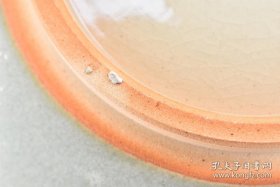 奈良絵 大盐昭山作 《日本赤肤烧传统工艺陶瓷器》饰皿原盒一件 未使用 开片 样式精美 背面有款 尺寸：26.5*26.5*4.5cm 赤肤烧是指以奈良县奈良市赤肤町为中心的西京丘陵一带窑厂生产的陶器。绘图以御伽草子等庶民题材为主。顺丰快递，邮费贵点。