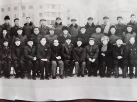 1984年庆祝大同发电总厂二电厂二号机组投产发电合影留念（长73.5厘米，宽20厘米）