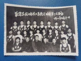 照片中的文字是“获得黑龙江省技工系统篮球赛第三名留念 (伊春)一九八一年十一月” 。这表明照片记录的是1985年11月，黑龙江省技工系统篮球赛中获得第三名的队伍留念合影 ，展现了当时参赛团队的风采和荣誉时刻。
