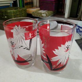 经典红底银花图案上海老玻璃水杯啤酒杯两个，很漂亮很喜庆。（秒拍）