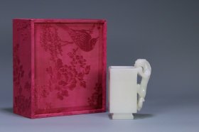 清代 和田白玉龙耳杯。尺寸10.3*7.3*4.5cm、重276克