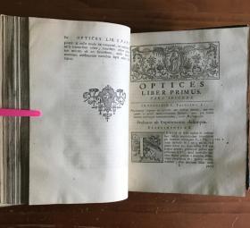 1740年，艾萨克 牛顿 《光学》， 关于光的反射、折射、弯曲和颜色。一卷全，拉丁语，极珍贵稀有的科学名著之古典原版，牛顿最重要的两部巨著之一，牛顿粒子或光发射理论的经典表述和首次完整介绍，书首页牛顿大幅铜版雕像，红黑套印和铜版画书题页，书内另含12幅极精彩的折叠铜版画，铜版画背景首大字母及页首横幅花纹装饰，摩洛哥犊皮原版外封，烫金竹节书脊，18.5X24.2CM。