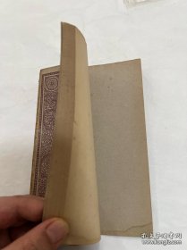 馆藏民国旧书-抗日名将—刘湘将军捐赠的书。印章是:国民革命军第七路总指挥、二十一军军长刘湘捐赠。民国时期四川省主席,陆军一级上将,刘湘病逝后,国民政府为其举行国葬,仪式以国家最高礼节进行,表彰其在抗战中的领导作用。他的遗言“敌军一日不退出国境,川军则一日誓不还乡”被广泛传播,成为激励川军将士坚持抗战的精神支柱,推动了全国抗日统一战线的巩固。