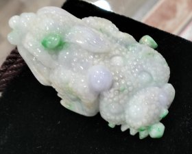 金蟾吉祥翡翠挂件（把件）一个，保存完好品相一流。有翠，有紫，多色，一块天然翡翠料子雕琢而成。收藏把玩挂饰，高贵一族首选。