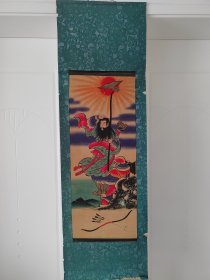 （3）挂轴彩色老画，名家墨迹回流 原装旧裱 茶室精品，品相佳 纸本手绘，装裱立轴老画一幅 ，尺寸140cmX43cm，画心尺寸82cmX33cm。年代久远 品相破损如图