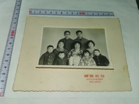 合影老照片！！---带衬板！1975年《大家庭全家福》！（国际照相，泛银）