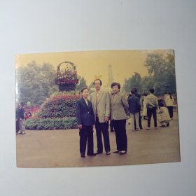 老照片-八十年代三人在湖南烈士公园合影（身后游客和纪念塔清晰可见）