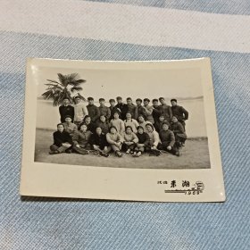 1968年武汉22中同学东湖合影老照片