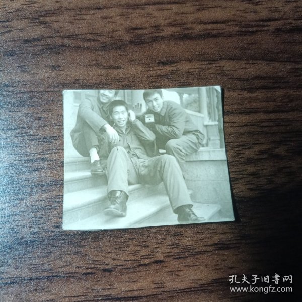 老照片–六七十年代三个帅气青年坐在台阶上留影