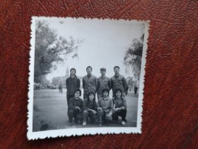 70年代老照片，吉林市江南桥头广场集体留影照一张