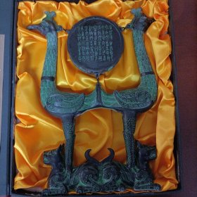 全新《青铜虎座鸟架鼓》摆件转让： 楚凡工艺制作，荆楚文化礼品《青铜虎座鸟架鼓》礼盒，原价1600元。