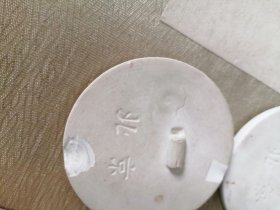 毛泽东白瓷章 金银头 一对 有残见图