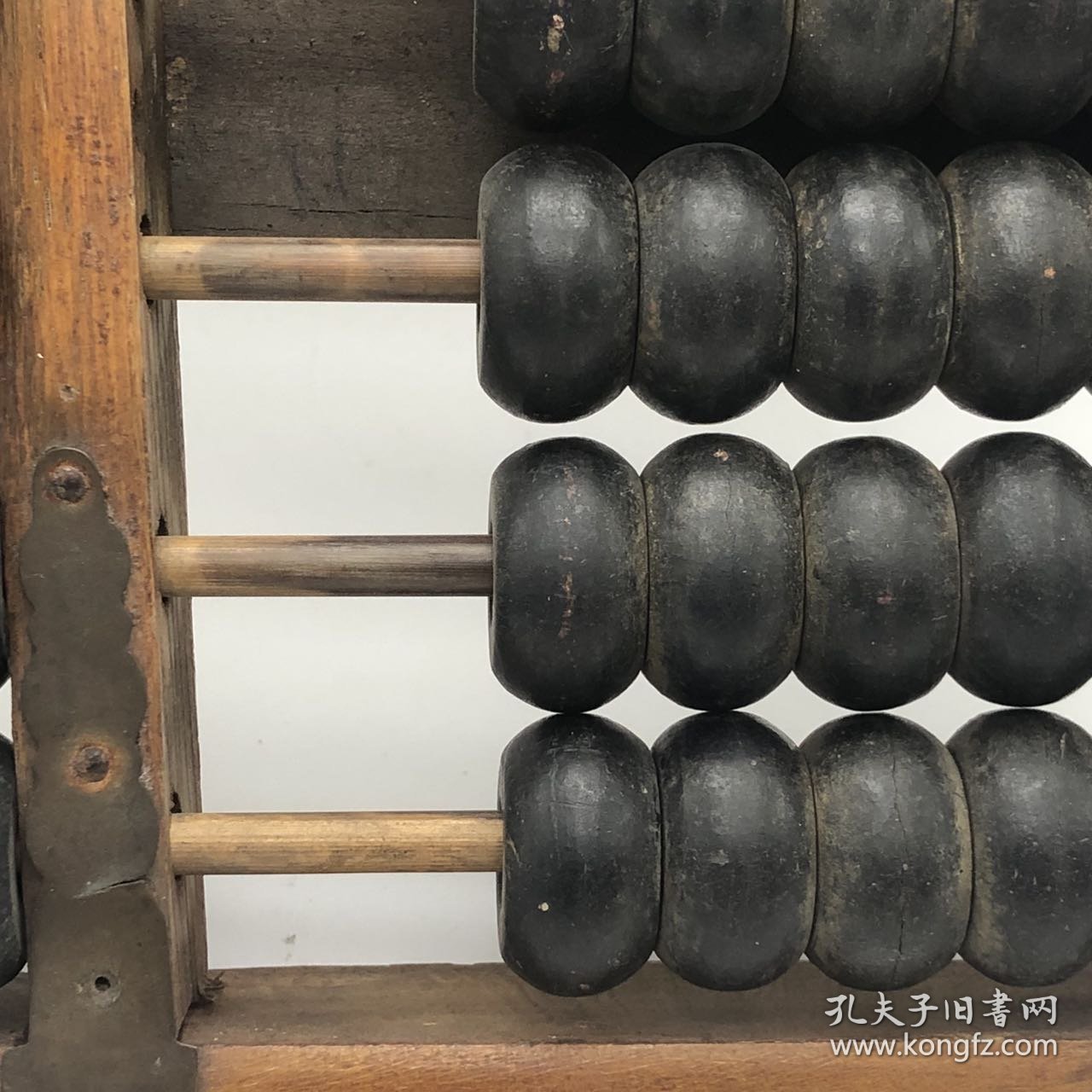 60年代勤俭牌13档算盘，长36宽18高3.3厘米，很重有1250克，珠子好像是塑胶的，铜包角不松动，整体完好（品如图）