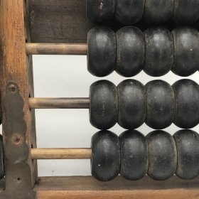 60年代勤俭牌13档算盘，长36宽18高3.3厘米，很重有1250克，珠子好像是塑胶的，铜包角不松动，整体完好（品如图）