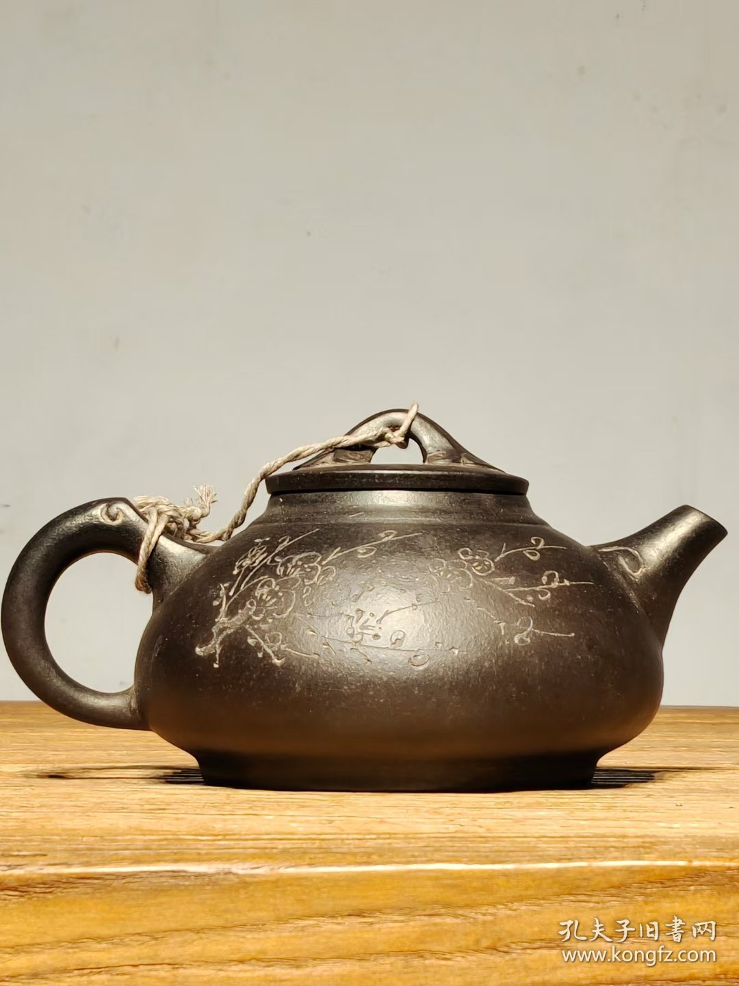 精致紫砂壶 包浆浓厚 砂质一流 器型精美 品相完好 收藏使用均可。