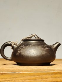 精致紫砂壶 包浆浓厚 砂质一流 器型精美 品相完好 收藏使用均可。