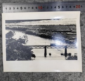 【越南当局破坏中越关系，封锁云南河口中越友谊大桥】七十年代新华社新闻展览照片散页，段文华 摄
