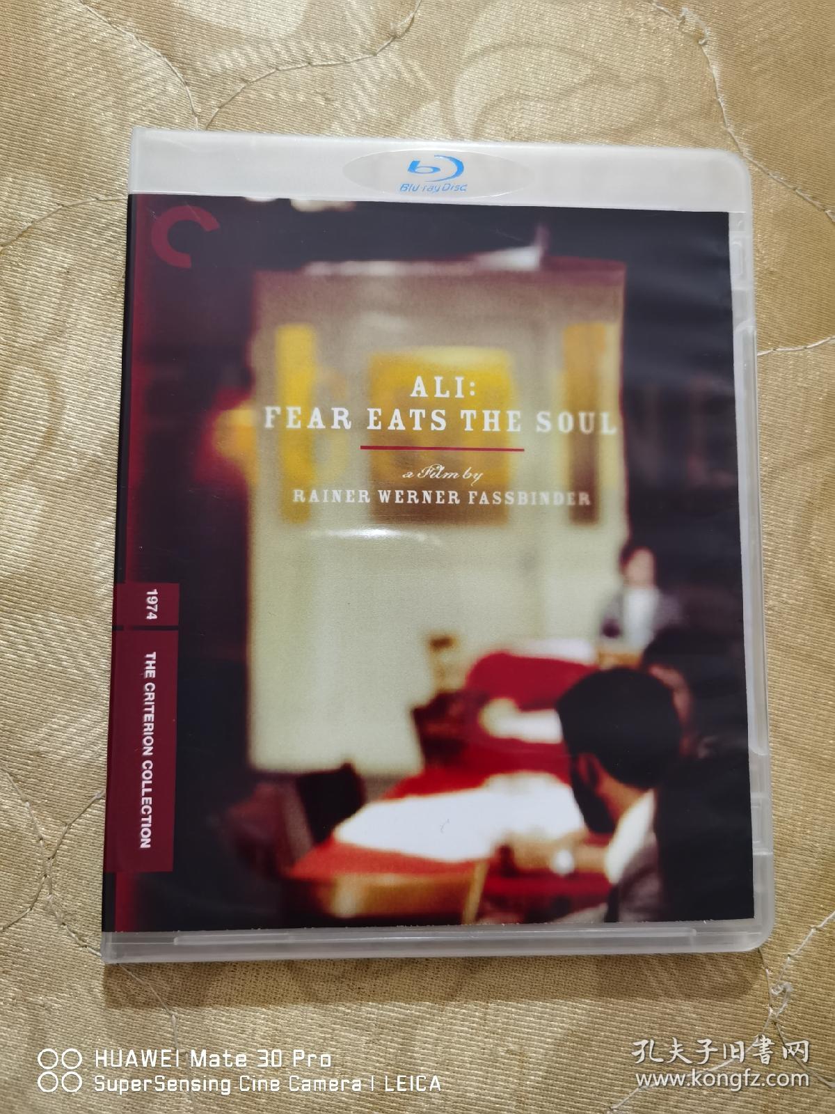 【近全新盒装蓝光光碟】：ALI:FEAR EATS THE SOUL 阿里：恐惧吞噬灵魂。。（1974年电影）蓝光高清CC收藏版。