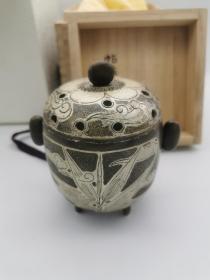 【名家精品】日本大名家帖佐美行精品铸造纯银香炉，三寿器，三寿指的是松竹梅岁寒三友，都象征长寿高雅，总重达重504.9克，香炉刻有“银 900（纯银，含银量百分之九十）”纯银戳记及雕刻师“美行”款识。香炉内胆有“纯银”款识。器底有“2688166”编号，数字吉利。有原装木盒和纸盒，木盒盖内外墨书：三寿器 帖佐美行，并钤有篆铭朱记一方。炉体及炉盖精雕岁寒三友松竹梅图案。
看好拍 不讲价 不退货。