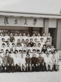 复旦大学经济系1985届毕业班师生合影，尺寸29*26厘米，1985年6月