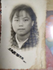 老照片-少年女孩留影