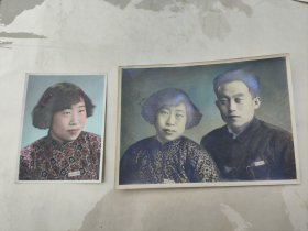 50年代手工上色照片一家人的戴北京政法大学中国人民大学校徽（两张合售）