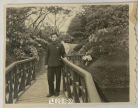 【老照片】1950年代公园里的一名青年才俊