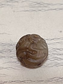 老和田玉龙纹珠子，双龙戏珠，直径 1.6cm。配珠挂坠。实价出包邮，看好直接下单。