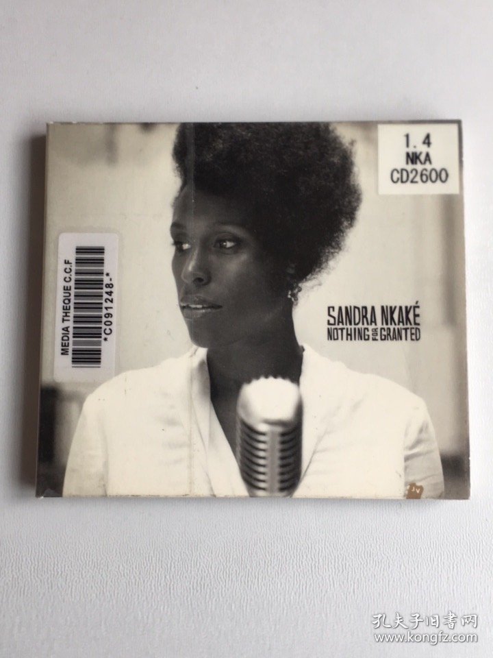欧美版CD/Nkaké《NothingForGranted》Sandra Nkaké的演唱风格融合了摇滚的能量、流行的感觉、爵士的精神和不可抗拒的节奏，她的声音充满了自由的声音，仿佛在呼唤自由‌。 专辑中的音乐受到了20世纪60年代歌曲和cult电影配乐的影响，具有复古未来主义的氛围‌。