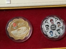 2008年第29届北京奥运会圆梦奥运花形双枚纪念章，镀金镀银铜章，奥委会授权制造发行！