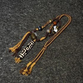 精品绣盒内珍藏铜镶老玛瑙天珠吊坠项链 收藏盒尺寸：长宽高14/14/6厘米