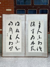 【松坂帰庵】古笔书法二曲屏風
名称:老字画【二曲屏風】老作品，
画家:帰庵
材质:纸本紙裱木框
规格:173*183整体尺寸CM
         62*129*2画心尺寸cm
品相：如图所示，老旧，黄斑，破损缺肉，背纸破损
【不刀价格谢谢配合，喜欢直接拍】