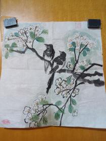 山东省艺术学院孙玉泉教授花鸟作品，孙玉泉，山东省艺术学院教授，中国美协会员，山东画院画师。作品曾多次获省、市乃至全国金奖，1989年山东美术馆举办孙玉泉国画艺术展。1992年作品入编《中国花鸟画集》。1999年又入选全国“第二届全国美展”。2000年作品入编《山东省跨世纪中国画精品集》论文《中国画的审美观》发表于《国画家》。2001年参加了中国美术馆举办的“中国画九人展”，并出版了《孙玉泉画集》。