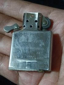 Zippo打火机，底部和内胆都有ZIPPO USA字样，但外面却有中文不知是怎么回事？开合声音清脆没毛病，宽3.8公分厚1.3公分高5.7公分，有轻微使用痕迹，超低价转让，实物如图所示藏品转让不退换请理解非偏远包邮。