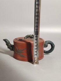以前下乡收来的，《宜兴，蜀山陶業生产合社，汪寳根製》底款，刻绘老紫砂壶一把，出水流畅，断水利落，保存完整
