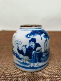 文房器~青花水盂 高6.5厘米，直径6厘米 盂身以青花绘制人物图案，画面中有成人与孩童，背景有松树等元素，小巧精致………