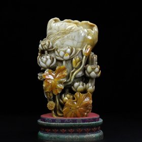 旧藏寿山石镂空雕刻《一品清廉》莲花笔筒印章摆件，净长14.5厘米宽9.5厘米高23厘米，净重2424克，