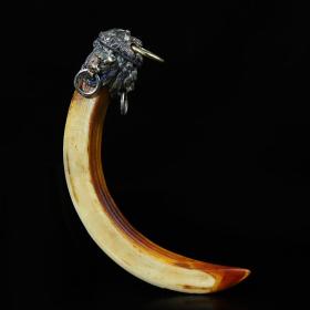旧藏镶嵌景泰兰虎头环野猪牙一颗，单长约11厘米左右