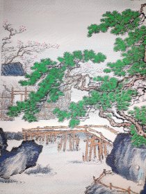 唐寅春游女几山图织锦画，原品藏于上海博物馆。杭州都锦生丝织厂建国后作品，138x42cm立轴。画中有诗题曰：“女几山头春雪消，路旁仙杏发柔条。心期此日同游赏，载酒携琴过野桥。”这首诗点明了画家邀友同游春山的主题，意境深远，景致优美。