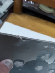 大幅戴像章的全家合影照