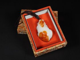 旧藏精品回流和田玉貔貅挂件白玉材质带天然红皮俏色巧雕玉质温润细腻白度好红皮自然漂亮雕工精致生动配有精美挂绳适合佩戴或收藏收藏文玩老物件传家宝
