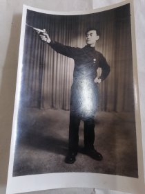 老照片 举抢射击的男子照片