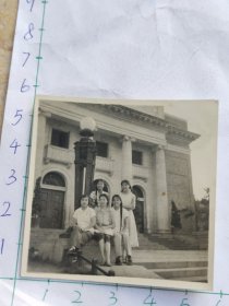 1961年中南矿冶学院学生在北京清华大学合影照片1.长腿美女(80年代改名中南工业大学，现为中南大学，学生晓光、至贤相册。人物涉及符玉书、叶英、陈培修、林学照、金荣、黄世洪、肖小白等)